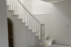 カーブ階段のある住宅